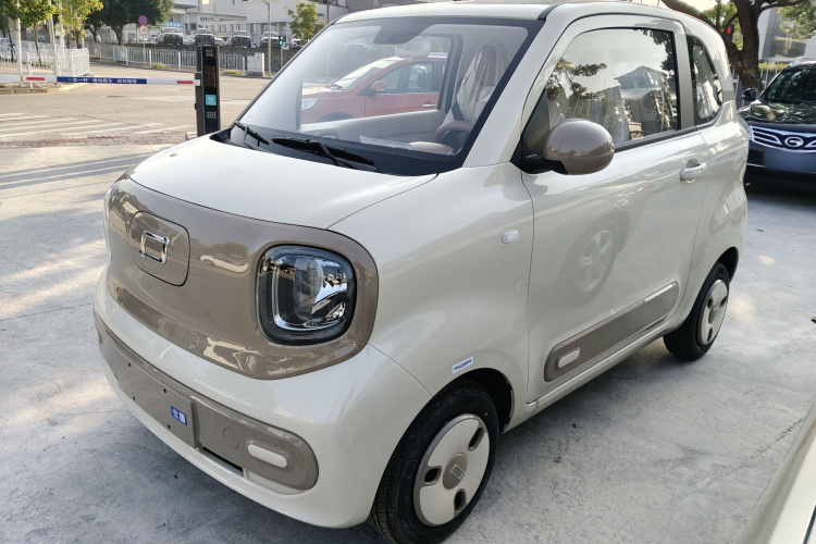 奔腾小马 2026款 222km 闪耀马车身外观1