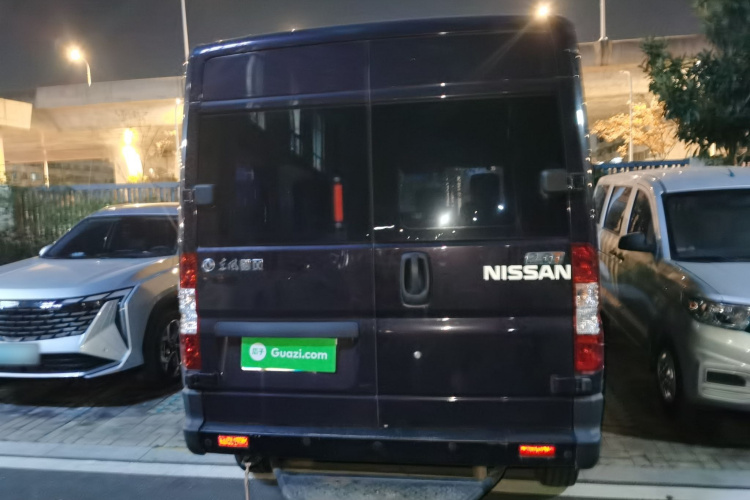 东风御风 御风 2023款 V9+ 2.0T 手动前驱多功能短轴中顶5/6座车身外观6004