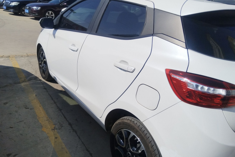 江铃集团新能源 易至EV3 2022款 小雷达悦跑型车身外观4