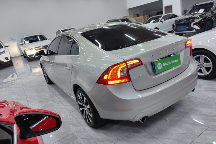 沃尔沃S60 2019款 S60L T3 智进版车身外观4