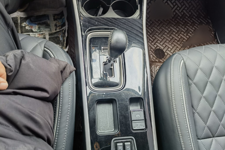 三菱 欧蓝德 2021款 改款 2.0L 两驱畅享版 5座中控内饰7006