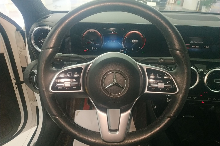 奔驰A级 2021款 A 200 L 运动轿车动感型局部细节13