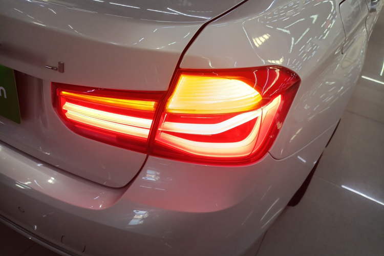 宝马3系 2019款 320Li 时尚型车身外观9