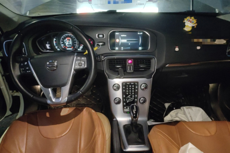 沃尔沃V40 2017款 T3 智雅版中控内饰12