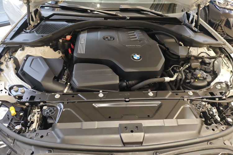 宝马3系 2023款 330i M运动曜夜套装机舱底盘24