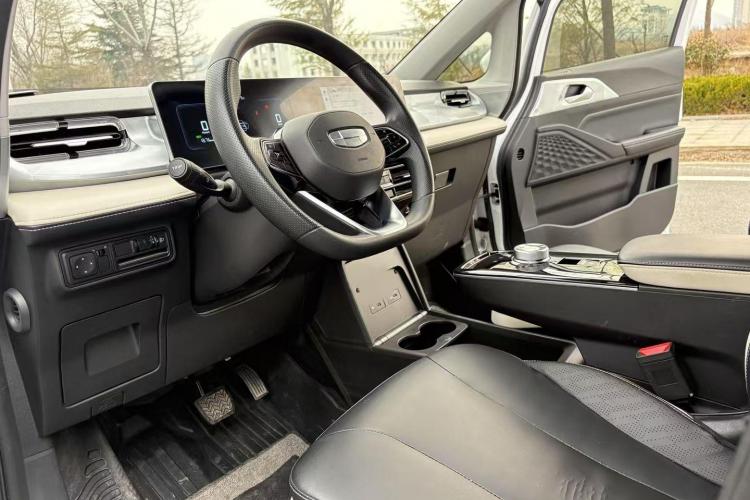 吉利几何E萤火虫 2023款 320KM 乖帅虎 5座中控内饰7002