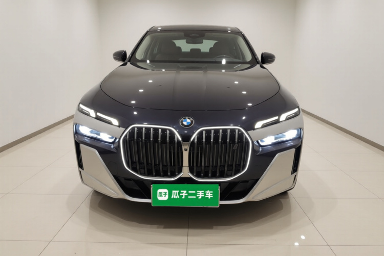 宝马i7 2023款 eDrive50L 领先M运动套装车身外观2