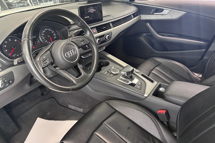 奥迪A4L 2019款 35 TFSI 进取型 国V中控内饰7003