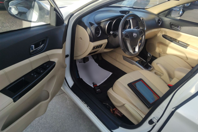 长安 逸动 2015款 1.6L 手动豪华型 国V中控内饰20