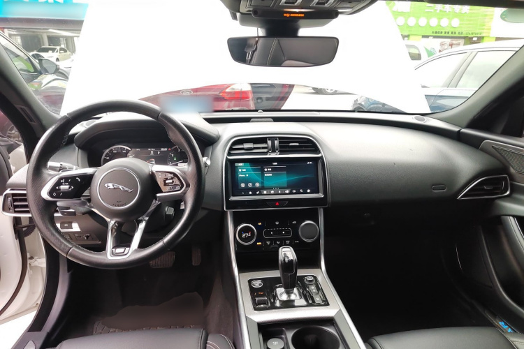 捷豹XEL 2020款 2.0T 200PS R-DYNAMIC 青春运动版中控内饰12