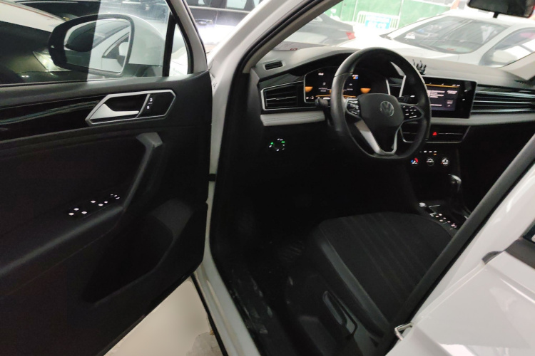 大众 途观L 2023款 330TSI 自动两驱舒享版中控内饰7003