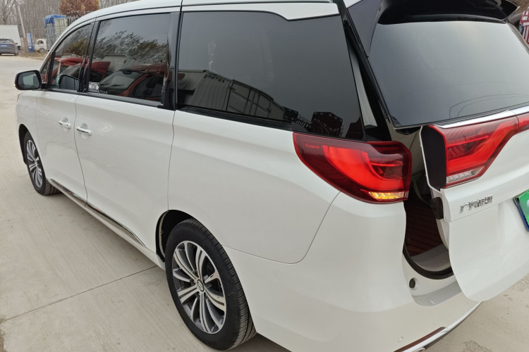 广汽传祺 传祺M8 2018款 320T 尊贵版车身外观4