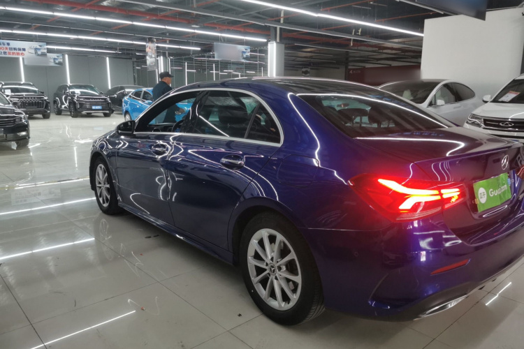 奔驰A级 2020款 改款 A 200 L 运动轿车动感型车身外观4