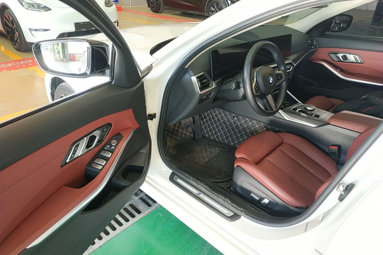 宝马3系 2023款 325i M运动套装中控内饰7003