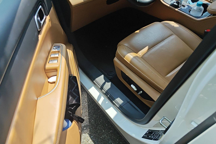 理想汽车 理想ONE 2021款 增程6座版中控内饰7003