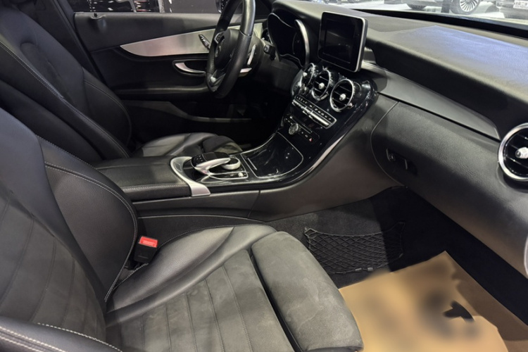 奔驰C级 2017款 C 200 运动版中控内饰7010