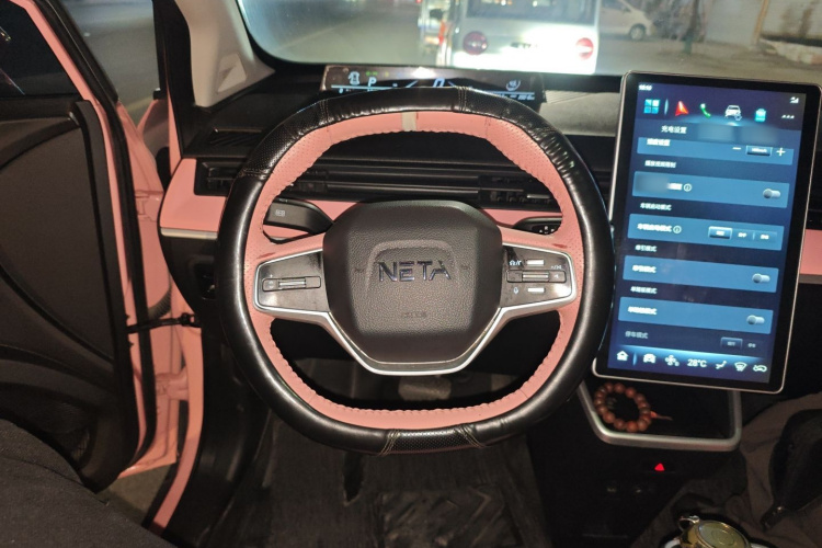哪吒汽车 哪吒V 2022款 潮 400 Lite 粉色定制款中控内饰13