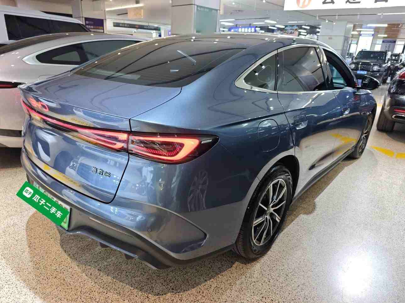 车辆右后45度外观展示