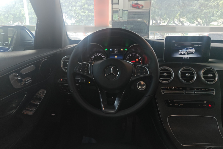 奔驰GLC 2016款 GLC 300 4MATIC 动感型中控内饰13