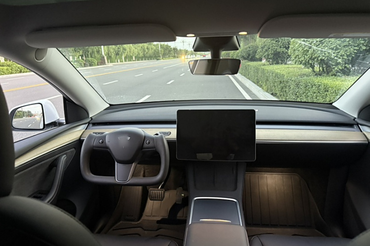 特斯拉 Model Y 2022款 改款 长续航全轮驱动版中控内饰7003