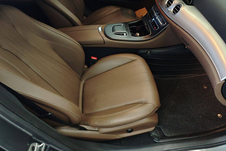 奔驰E级(进口) 2019款 E 200 运动型 4MATIC局部细节41