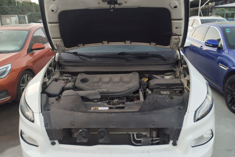 Jeep 自由光 2017款 2.0L 优越版机舱底盘24