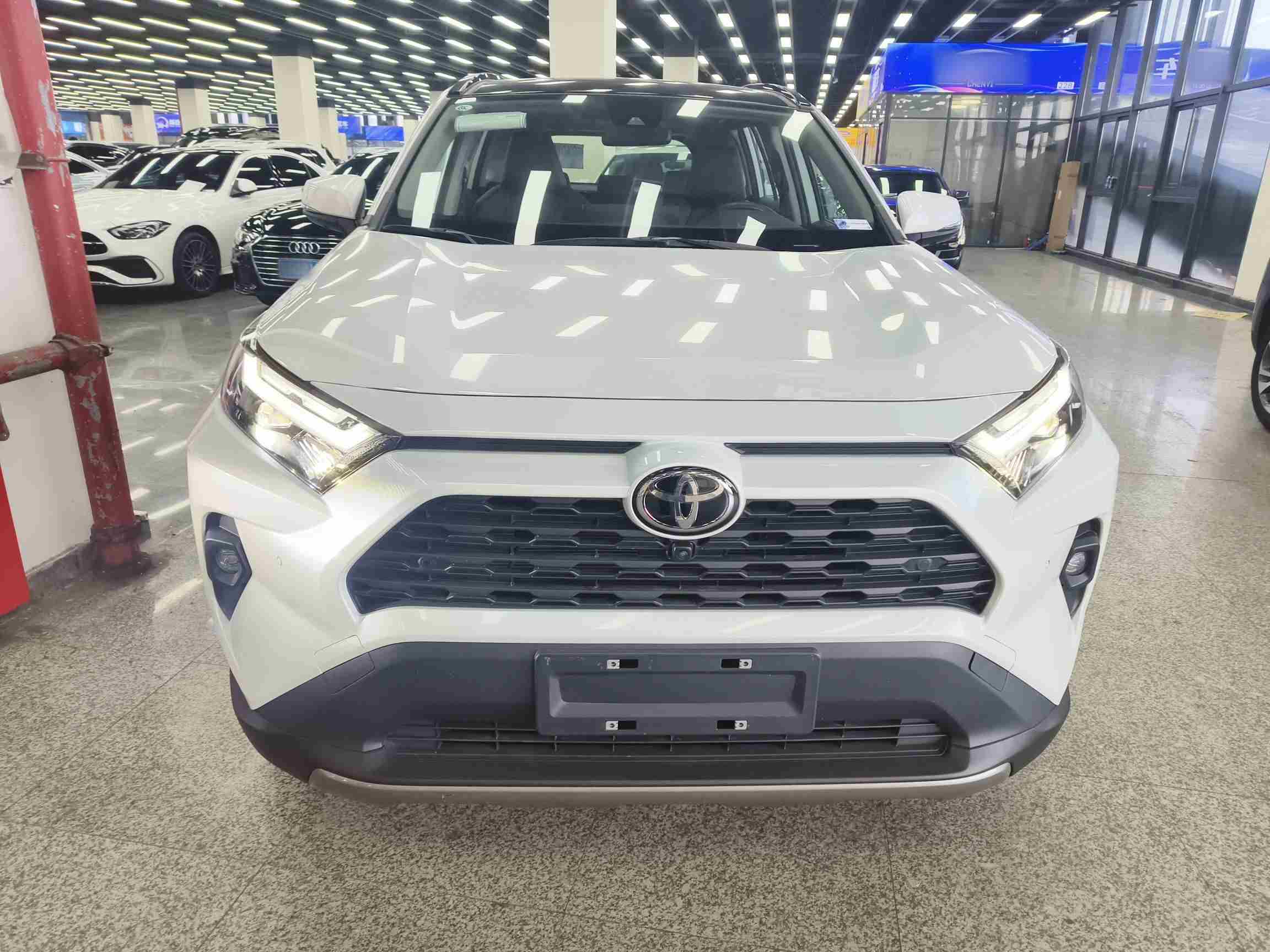 南京二手丰田RAV4荣放2023年款，花紧凑新车的钱开中型SUV？