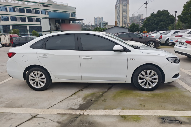 别克 英朗 2021款 改款 典范 1.5L 自动精英型车身外观4