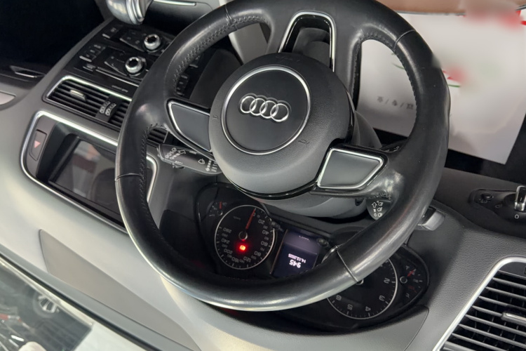 奥迪Q5 2017款 Plus 40 TFSI 进取型中控内饰7004