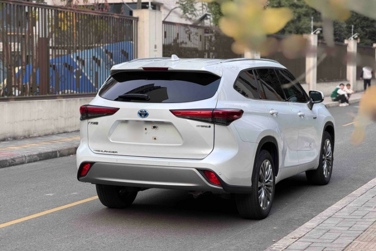 丰田 汉兰达 2022款 双擎 2.5L 两驱尊贵版 7座车身外观6006