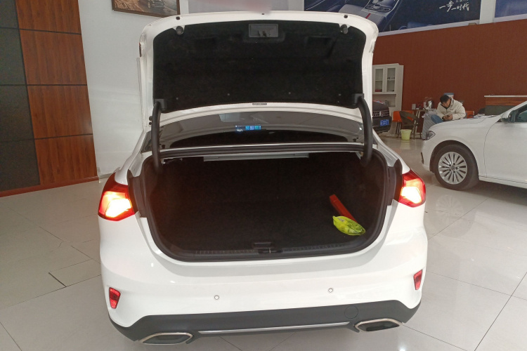 福特 福克斯 2021款 三厢 EcoBoost 180 自动锋潮型机舱底盘23