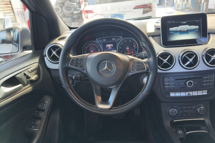 奔驰B级 2015款 B 200 时尚型局部细节13