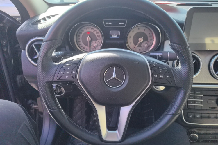 奔驰GLA 2016款 GLA 220 4MATIC 时尚型中控内饰13