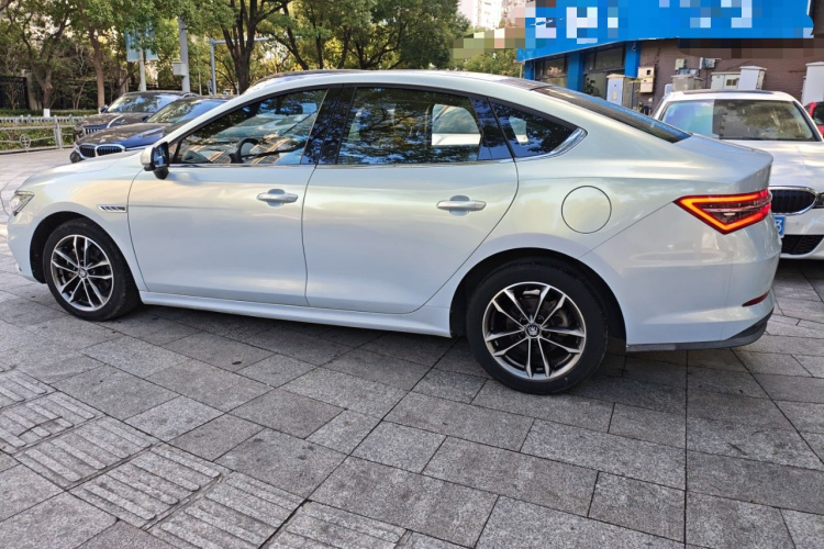 比亚迪 秦Pro 2020款 超越版 1.5TI 自动旗舰型车身外观4