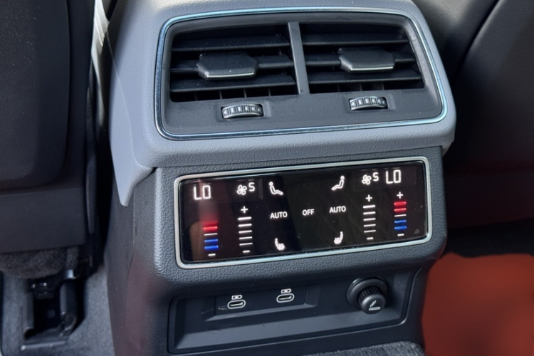 奥迪A7L 2024款 45 TFSI quattro RS 套件竞速版中控内饰7007