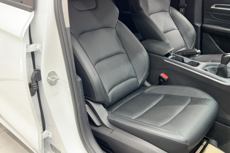 吉利汽车 帝豪 2026款 第4代 400万纪念款 1.5L 手动超越型局部细节41