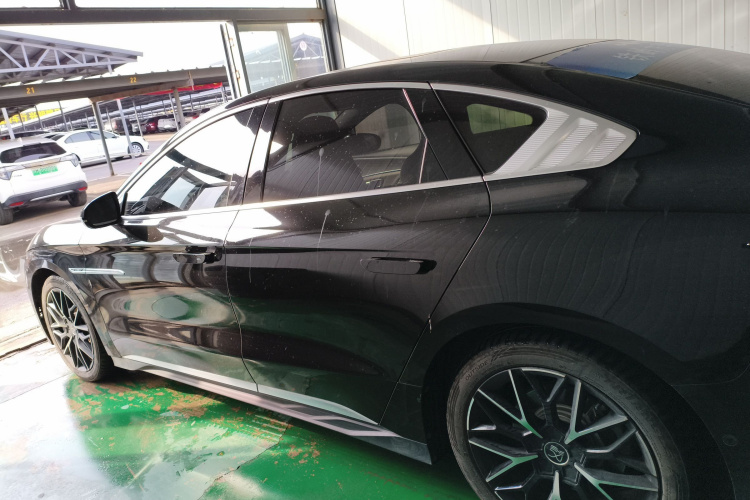 比亚迪 汉 2022款 EV 创世版 610KM四驱尊享型车身外观4