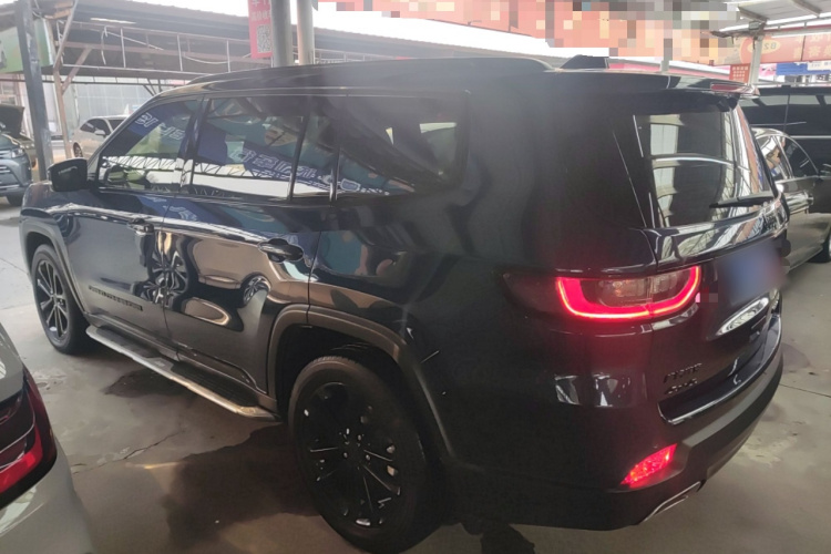 Jeep 大指挥官 2020款 2.0T 四驱夜鹰版车身外观4