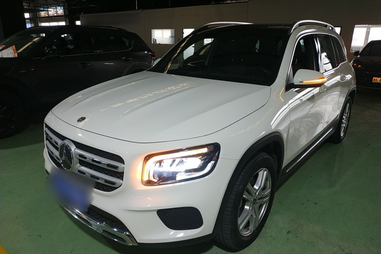 奔驰GLB 2023款 GLB 200 动感型车身外观1