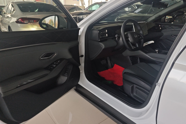 比亚迪 秦L 2025款 DM-i 智驾版 80KM领先型中控内饰7003