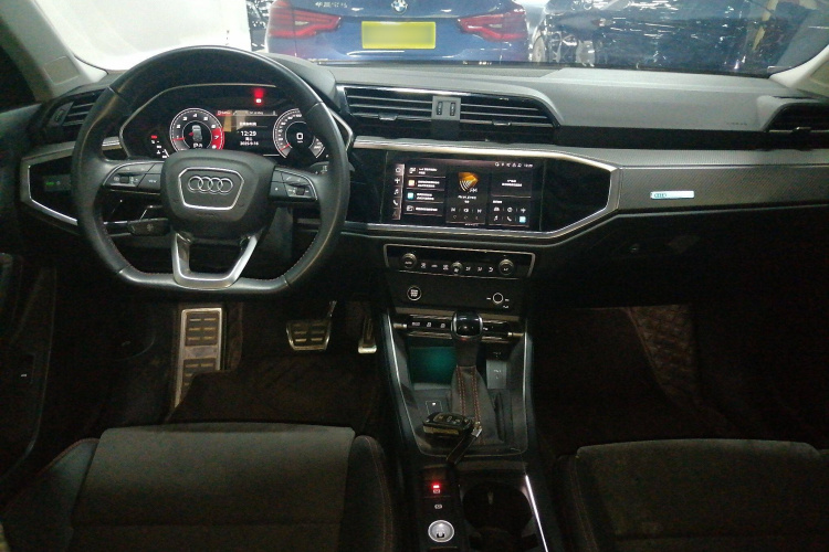 奥迪Q3 2022款 40 TFSI RS套件燃速型中控内饰7002