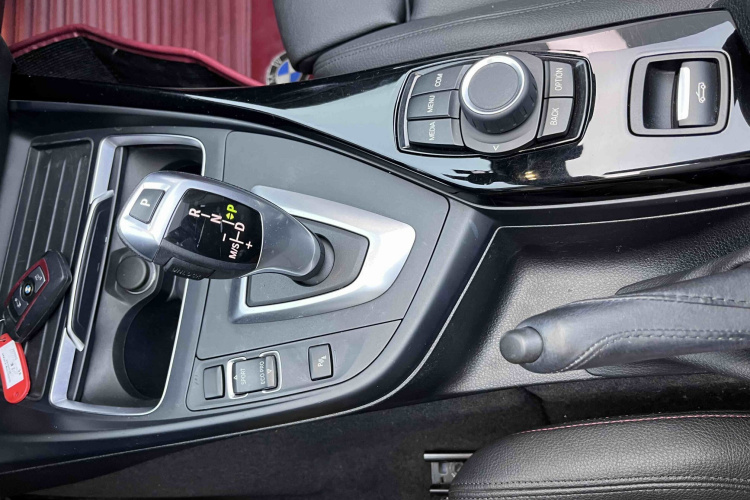 宝马2系(进口) 2018款 220i 敞篷轿跑车 运动设计套装中控内饰7010