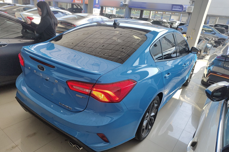 福特 福克斯 2022款 三厢 EcoBoost 180 自动ST Line车身外观7