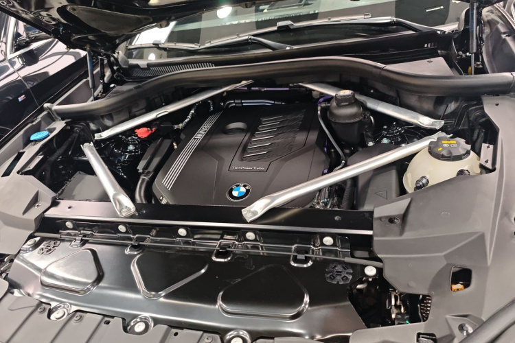 宝马X6 2022款 改款二 xDrive40i M运动套装机舱底盘24