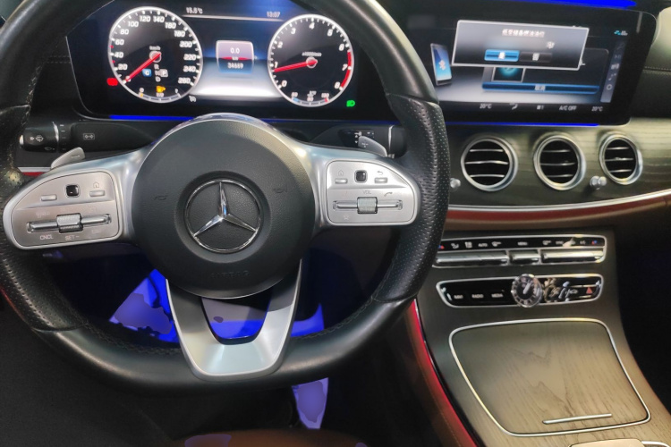 奔驰E级 2020款 改款 E 300 L 运动时尚型中控内饰12