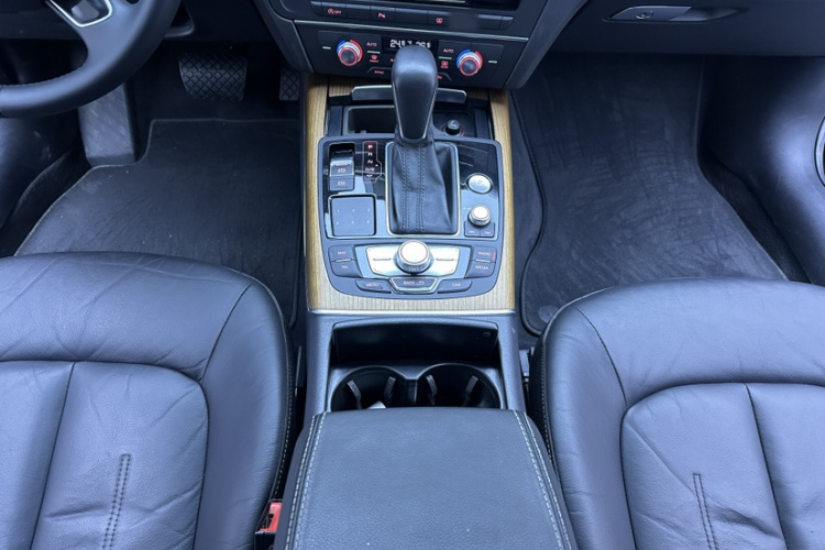 奥迪A6L 2018款 30周年年型 30 FSI 风尚型中控内饰7008