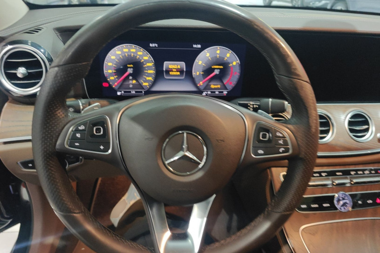 奔驰E级 2018款 改款 E 300 L 时尚型中控内饰13