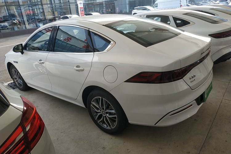 比亚迪 秦PLUS 2024款  荣耀版 DM-i 120KM超越型车身外观4