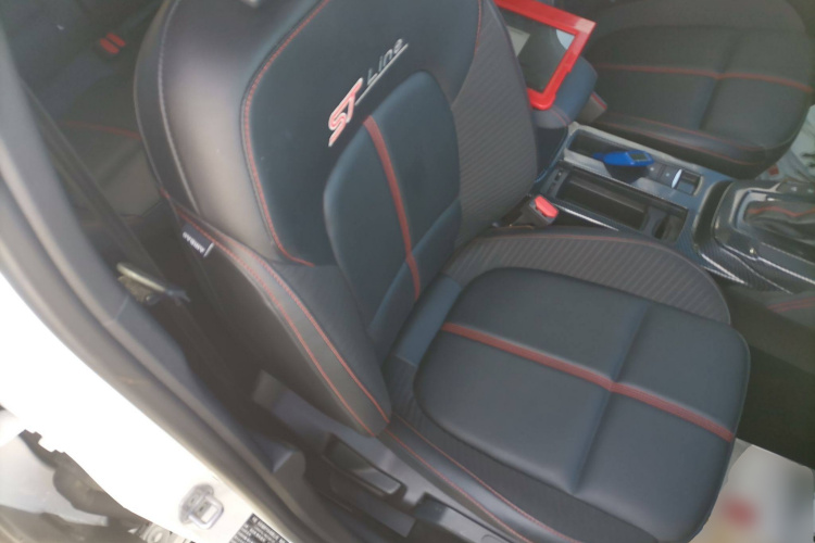 福特 福克斯 2022款 三厢 EcoBoost 180 自动ST Line中控内饰41