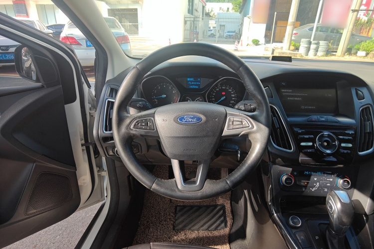 福特 福克斯 2018款 三厢经典 EcoBoost 125 自动超能风尚型智行版中控内饰13